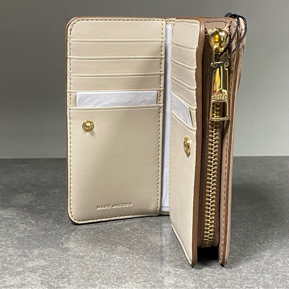 MARC JACOBS - “The Glam Shot” Zip/ Snap Close Leather Wallet In Dusty Beige NWOT - Picture 14 of 16